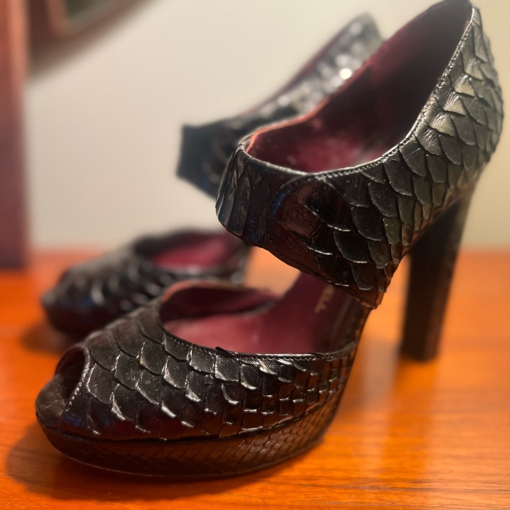 DEVI KROELL - black snake heels - size 7.5
Italian